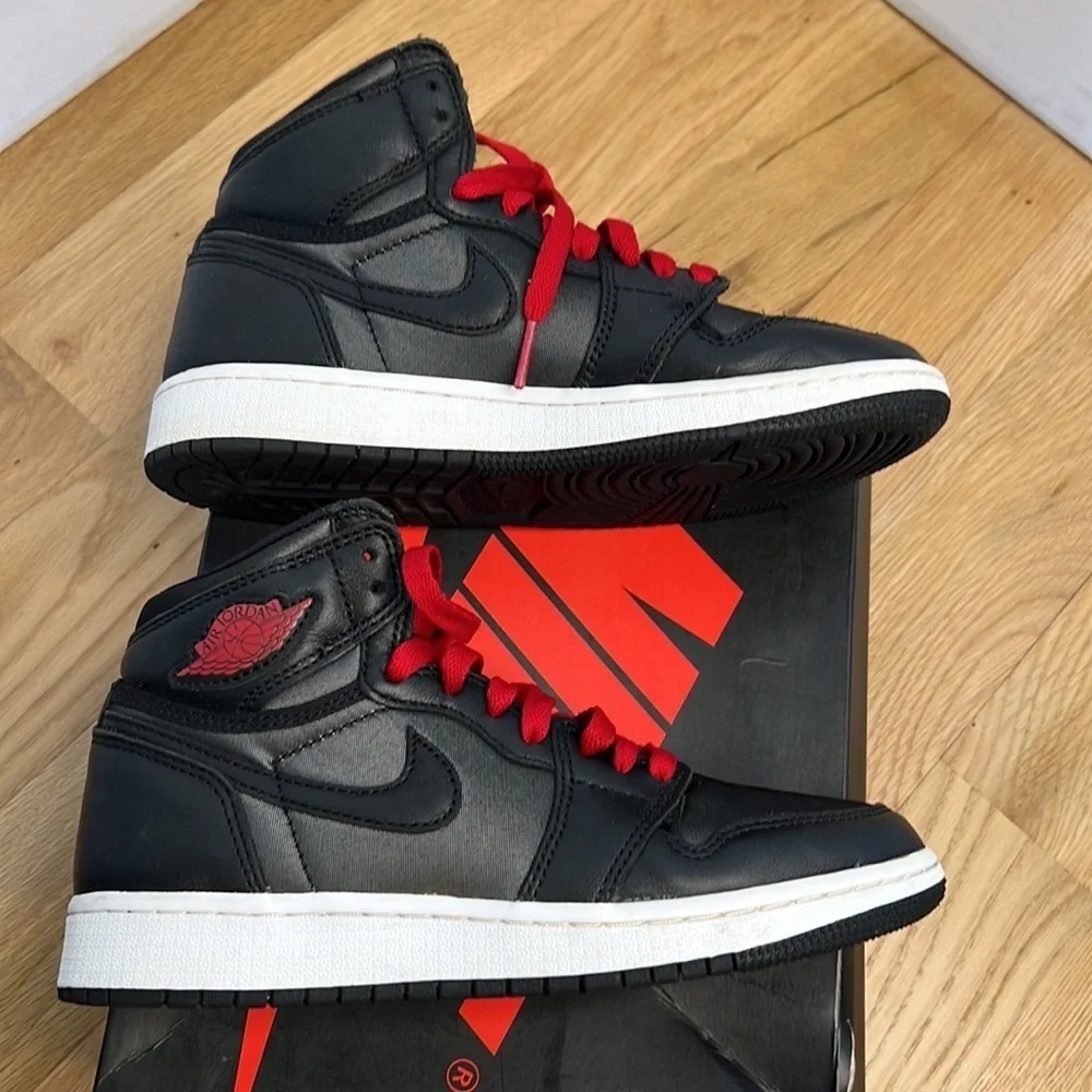 Nike Air Jordan 1 Retro High OG Black Gym Red White GS Size 4Y